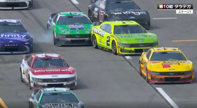 【写真・画像】米レース史上最大級！26台絡む巨大クラッシュの一部始終 バックでピットへ…斜めに走る車も コース上が白煙に包まれる大惨事　1枚目