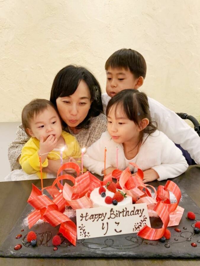 東尾理子、44歳の誕生日を家族でお祝い「幸せ満開」 1枚目