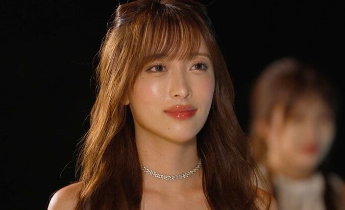 【写真・画像】美人すぎる双子姉妹の妹（24歳）、ホストに告白も失恋「お姉さんのこともすごい気になってしまっているので」　1枚目