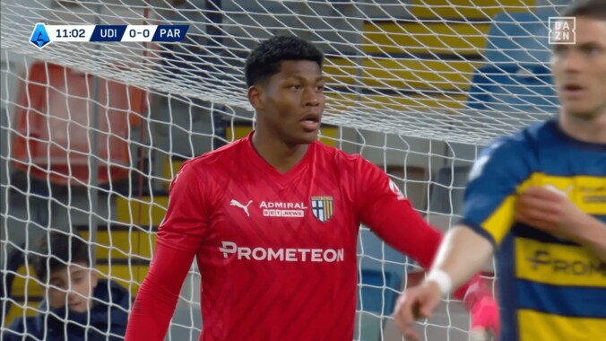 201cm巨人が激昂！ 鈴木彩艶の“超反応セーブ”にファン大興奮「宝石だ」「日本代表も10年安泰」「バケモノやん」絶体絶命の１対１で強烈弾シャットアウトの瞬間 3枚目