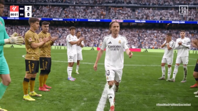 英雄モドリッチの目に涙…久保建英ら両チーム選手が花道→家族や盟友クロースと熱い抱擁「深夜に号泣」「マドリード史上最高の10番」ベルナベウ最終戦で感動セレモニー 2枚目