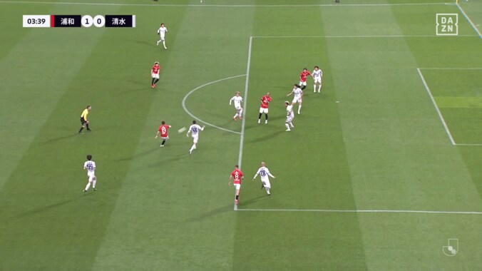 埼スタ震撼！ 驚愕の“逆足スーパーゴール”が話題騒然「凄すぎる」「時が止まった」「バケモノだ」浦和MF渡邊凌磨がGKお手上げの一撃を叩き込んだ瞬間 3枚目