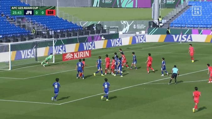 「荒木神だ！」18歳日本代表GK、韓国決定機を“衝撃ビッグセーブ”「弾き方も上手い」「ガンバはどえらいGK育てたな」194cm巨体が横っ飛び【U23アジアカップ】 5枚目