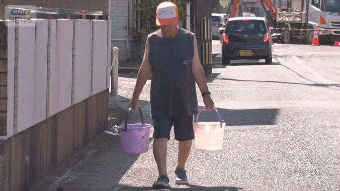 熊本35℃超　7万9000戸で断水続く　バケツで水くみ 1枚目