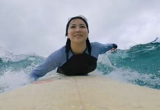 【写真・画像】運動神経が良すぎる白間美瑠、華麗な波乗り姿にスタジオ大興奮！「この波のれるの凄くない？！」視聴者も驚き『私たち結婚しました 5』2話　1枚目