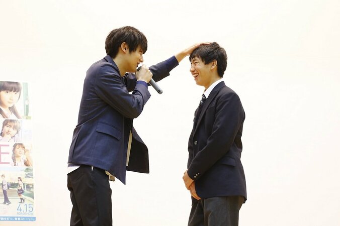 中川大志、始業式にサプライズ登場　学生に“頭ぽんぽん”のサービスも 4枚目