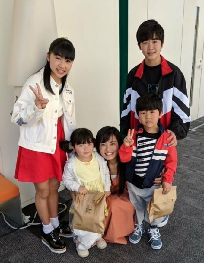 鈴木福、兄弟4人で小島瑠璃子との記念写真を公開「すっかりお兄さん」「胸キュンウルウル」の声 1枚目
