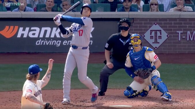 大谷翔平に「MVP！MVP！」 敵地で轟いた異例チャント、“サムアップ”で応えた劇的55号は「役者すぎる」感動と称賛の声 4枚目