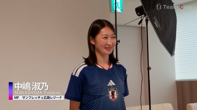 「かわいい」なでしこジャパン、新ユニ写真撮影が恥ずかしい？遠藤優は気合いポーズ、中嶋淑乃は指ハートでハニカミ「緊張する」 5枚目