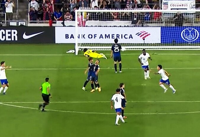 失点を悔やむ長友佑都