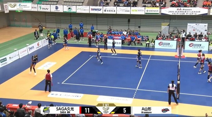 危ない！ 女子バレー、ボールガールを直撃から守ったベンチ選手 カメラが捉えた咄嗟の行動が紳士的 3枚目