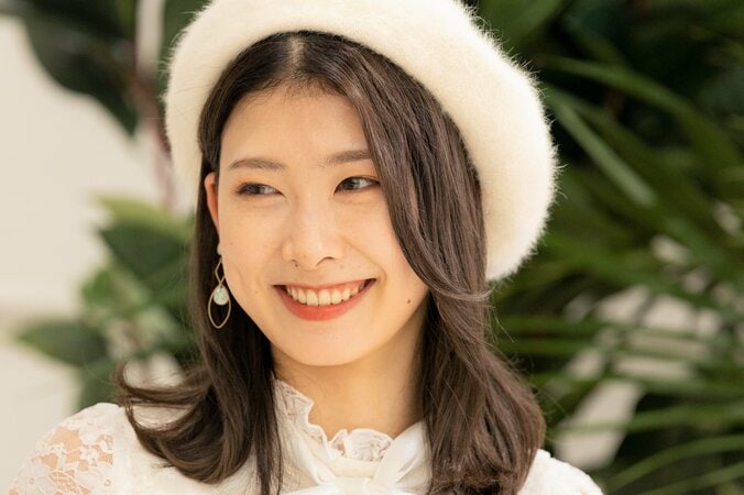 大胆スリット入りスカートで弁護士秘書女優が合コン登場！ おもしろ荘優勝芸人らメロメロに 1枚目