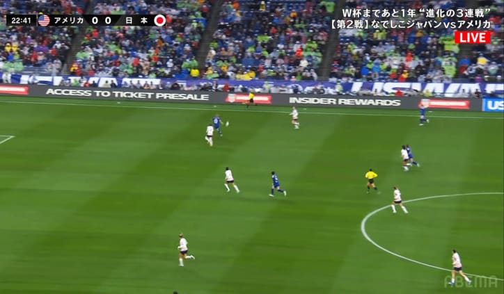 後方からのロングボールに反応した浜野まいか