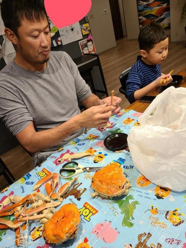  小原正子、夕食に夫の知人から届いた蟹を堪能「羨ましい」「最高」の声 