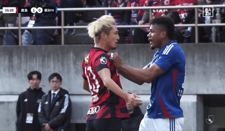 一触即発になる鈴木優磨とキニョーネス