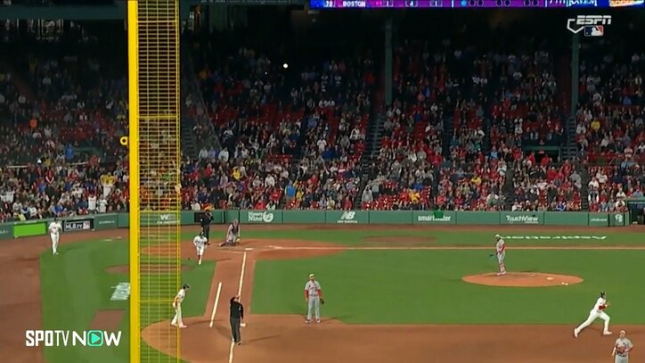 「見てはいけないものを！」ポール際に飛んだホームラン性の大飛球、事実を伝えるスロー映像に珍実況誕生