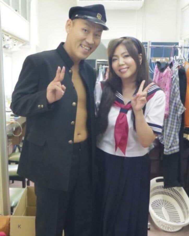  小川菜摘、50歳の頃のセーラー服姿を公開「キツいですね、笑」 
