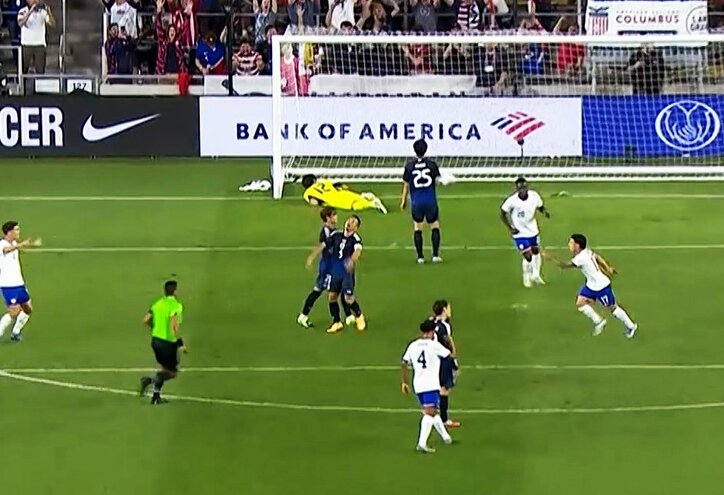 失点を悔やむ長友佑都