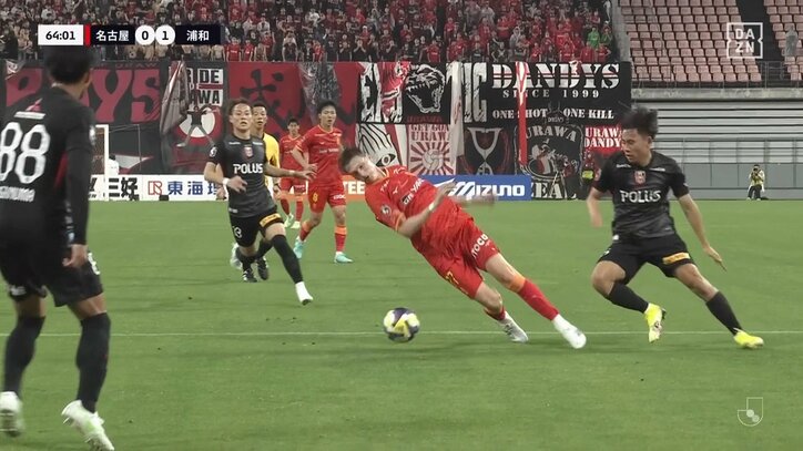 【映像】掴まれたorスリップ？謎転倒の瞬間