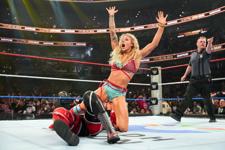 「初代タイガーか？ サスケか？」“元体操”美女レスラーが放った異次元の“アクロバティック場外ダイブ”にファン大興奮