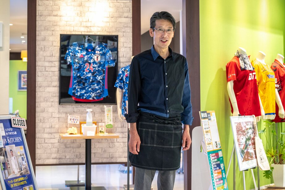 話を聞いたのは福島県いわき市にある西さんの店「NISHI’s KITCHEN」。店内は西さんが関わったさまざまなチームのユニフォームで彩られている ©Takuya Sugiyama