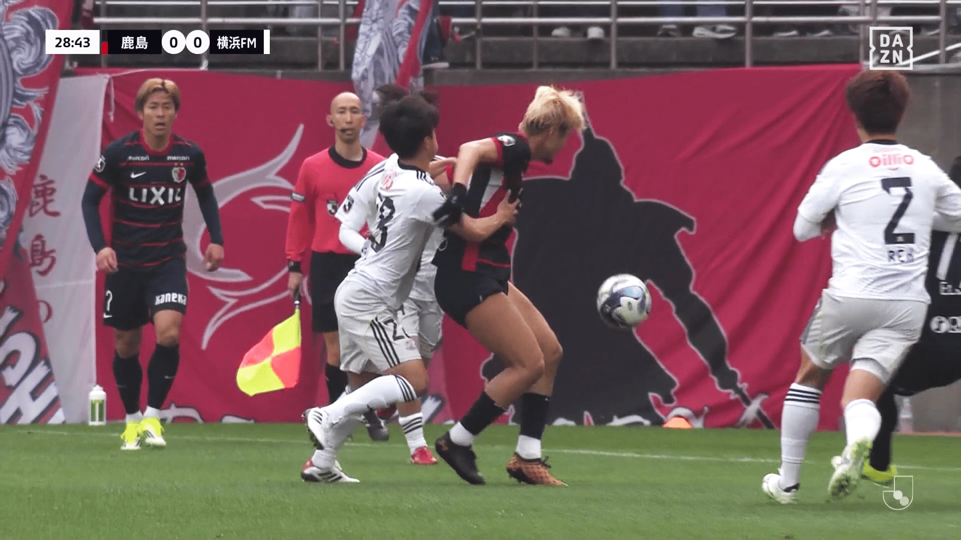 激しく競り合う鈴木優磨と山根陸