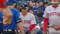投手をイラつかせる!なんで笑ってるんだ… レッドソックス・吉田正尚が驚異の「ネバネバ打法」 粘って出塁後に一瞬だけ見せた“不敵な笑み”にファン騒然
