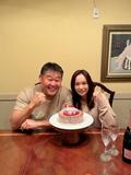  花田虎上、16回目の結婚記念日を迎え妻と2ショット「これからも2人で共に頑張ります」 