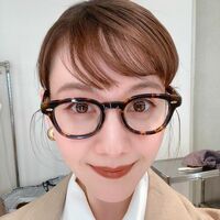 トリンドル玲奈のキュートな“メガネ”姿に「非常に美しい」「眼鏡の中から綺麗な目が」と称賛の声