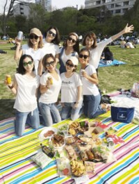 加護亜依、友人30人と“ペアコーデ”ピクニック