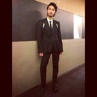 磯村勇斗、ひげを生やしたスーツ姿のオフショットを公開 「ワイルド」「いつも通り爆イケ」とファン悶絶