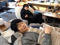 「なんでそんなに無防備なの！」すやすや眠る戸次重幸を指差す千葉雄大のほっこりショットにファン悶絶