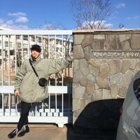 菅田将暉、母校に壁ドン　“舌出しショット”で新年の挨拶