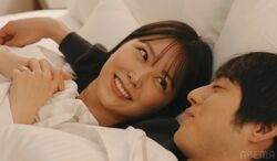 白間美瑠、“年上夫”永田崇人とベッドイン！腕枕で見つめ合い…三浦翔平「ニヤニヤしちゃう」『私たち結婚しました5 』第1話