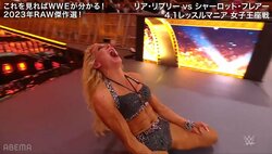 最強女子レスラー、命知らずの“場外”ムーンサルト！ 驚異の身体能力で雄叫びも