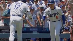 大谷翔平がまたやってくれた… 最高の“出迎えポーズ”が話題に「参りました」フリーマンの礼儀が正しすぎる「サムライかな」