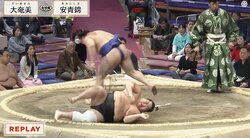 「自分からコケた？」“あっと驚く”決まり手 20歳“規格外”力士の妙技にファン困惑