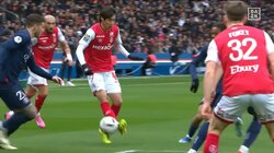 伊東純也、予測不可能なおしゃれパスで世界最高DF陣を翻弄！急加速＆アウトサイドチップキックでPSG守備陣4人を無効化した瞬間「そこを通すか！」