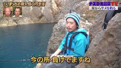 「サメが来てる！」と言うも…ナスD、崖から下りてこない“水中カメラマン”をイラストに
