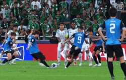 意図的？ミス？ 川崎Fの“ツインシュート”にSNS沸騰「何をやってるw」「ちゃんと狙った」「キャプテン翼ばり」珍しすぎるフリーキックの瞬間【ACLE決勝】