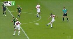 「ロベカルかよ！」スタジアム騒然… 市場価値50倍の爆上がり男・伊藤洋輝が“悪魔の左足”から強烈な超弾丸ミドルシュートを炸裂した瞬間