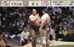 二度の“待った”に力士が微笑 館内からも笑い 元横綱・白鵬の間垣親方、笑顔のワケを指摘