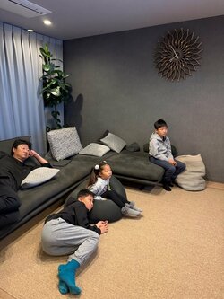 小原正子、長女・こうめちゃんが小学校の登校初日を迎えたことを報告「すくすく成長してくれてありがとう」くつろぐ家族ショットも