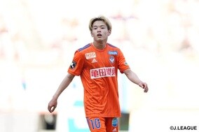 本間至恩がベルギー移籍後初ゴール！　胸トラップから相手をかわして冷静なシュート