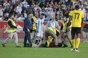 試合中に”背中にサイン”を要求！ メッシのゴール直後に現れた｢謎の裸乱入者｣!　セキュリティに取り押さえられるも…アルゼンチン代表の至宝に｢あわや惨事｣!