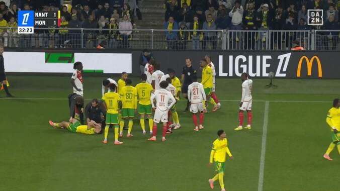 騒然！南野拓実があわや退場…危険な“後方タックル”に相手絶叫→敵地が大ブーイング「レッドでもおかしくない」「ヒヤヒヤした」 4枚目