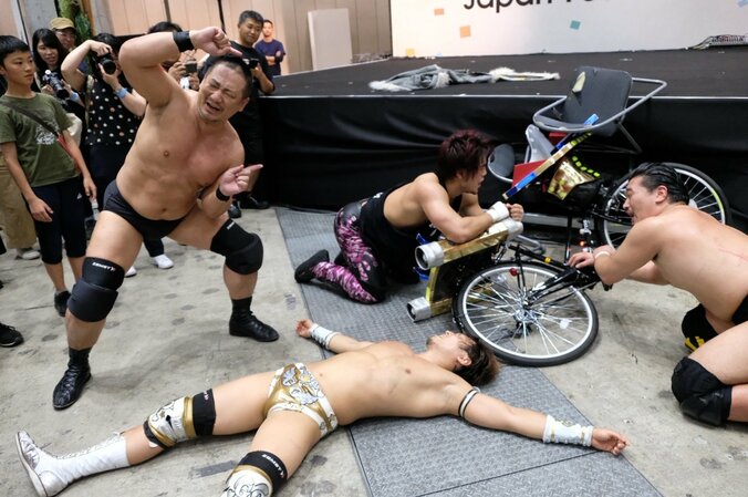 自販機からムーンサルト、屋内交通事故も…　DDT路上プロレスで東京ビッグサイトが一時騒然 2枚目