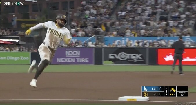 【写真・画像】一体、何が起きた？ 大谷翔平、牽制された直後に“まさかの光景”「何してんだよw」予想外のリアクションが話題に「面白すぎる」　1枚目