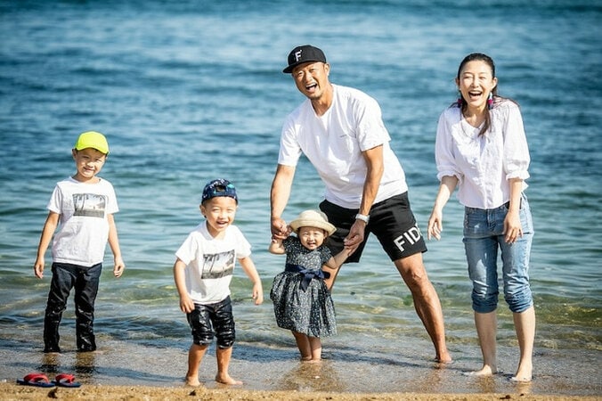 小原正子、海で撮影した家族写真を一挙公開「素敵な家族」「憧れ」の声 1枚目
