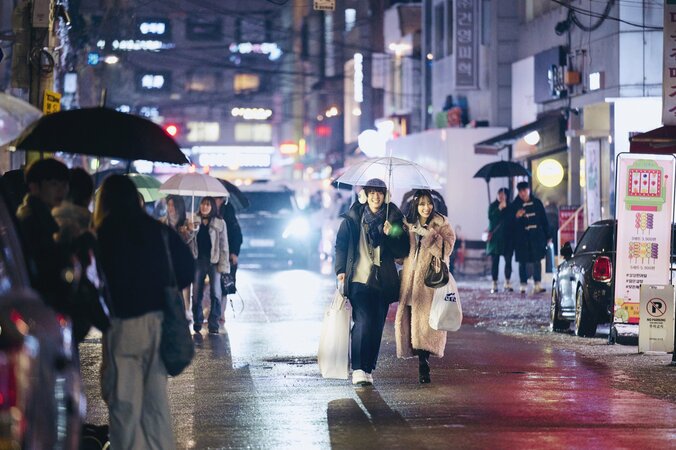 【写真・画像】夫婦の愛が深まる新婚旅行最終日、夫からの頭なでなで＆サプライズに妻・白間美瑠「ニヤニヤ止まらんわ…」『私たち結婚しました 5』　2枚目